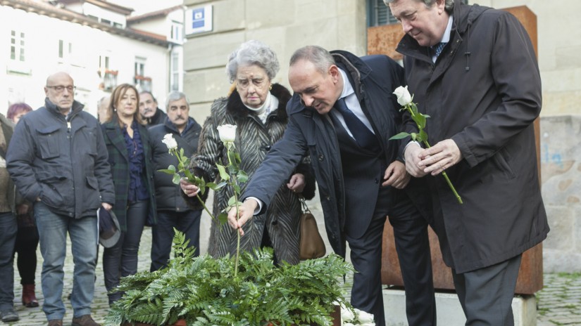 Las Juntas Generales, la Diputación Foral de Álava y el Ayuntamiento de Vitoria-Gasteiz presentan ante el Juzgado de Instrucción una querella criminal por los sucesos del 3 de marzo de 1976