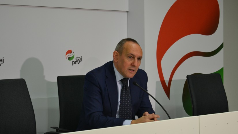 “Estamos decepcionados. El proyecto de presupuestos no responde a las necesidades de Araba y dificulta el acuerdo presupuestario”  Ramiro González, portavoz de EAJ-PNV “Estamos decepcionados. El proyecto de presupuestos no responde a las necesidades de Araba y dificulta el acuerdo presupuestario”  Ramiro González, portavoz de EAJ-PNV