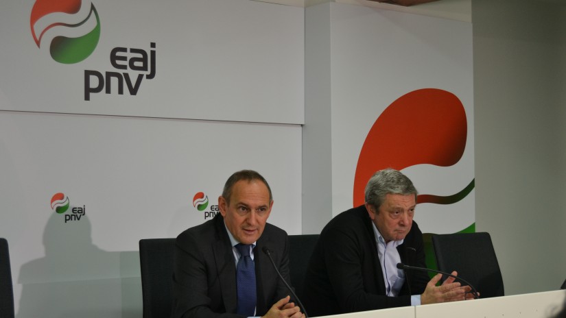 “EAJ-PNV consigue un acuerdo que da estabilidad a Araba y busca la recuperación económica”  Ramiro González, portavoz del Grupo Juntero EAJ-PNV “EAJ-PNV consigue un acuerdo que da estabilidad a Araba y busca la recuperación económica”  Ramiro González, portavoz del Grupo Juntero EAJ-PNV