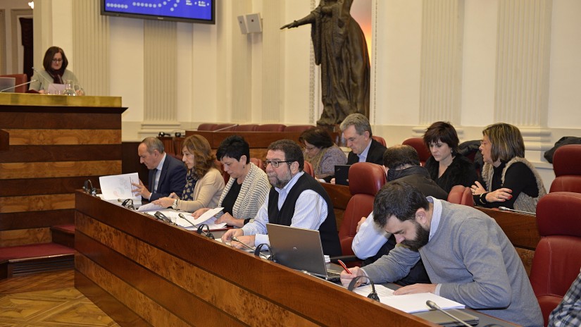 Los grupos de la oposición consiguen levantar el veto del Partido Popular y le obligan a debatir sus propuestas para mejorar la prórroga Los grupos de la oposición consiguen levantar el veto del Partido Popular y le obligan a debatir sus propuestas para mejorar la prórroga