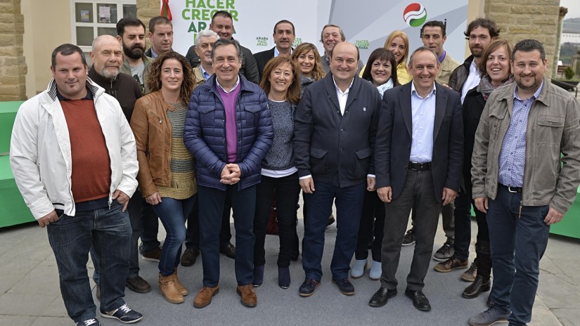 Ortuzar: “El PNV es la única alternativa en Álava al desastre que está suponiendo el desgobierno del Partido Popular” Ortuzar: “El PNV es la única alternativa en Álava al desastre que está suponiendo el desgobierno del Partido Popular”