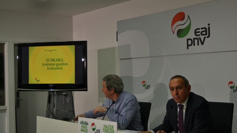 “Javier De Andresek euskararen inguruan egindako adierazpenek argi erakusten dute ez duela Arabako gizartea batere ezagutzen” “Javier De Andresek euskararen inguruan egindako adierazpenek argi erakusten dute ez duela Arabako gizartea batere ezagutzen”