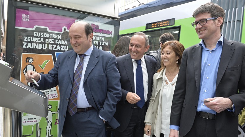 El PNV apuesta por la expansión del tranvía por el este y oeste en Gasteiz como clave para la movilidad sostenible El PNV apuesta por la expansión del tranvía por el este y oeste en Gasteiz como clave para la movilidad sostenible