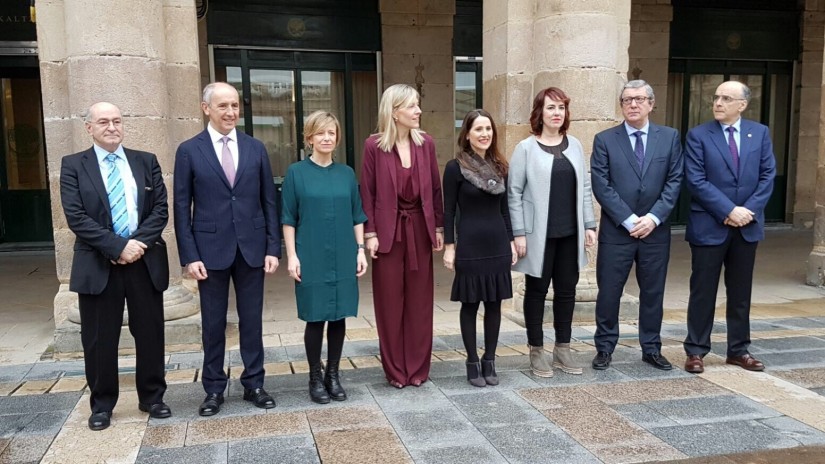 Las cinco cámaras legislativas que tienen el euskera como lengua de trabajo y Euskaltzaindia presentan el Diccionario Jurídico-Parlamentario Básico. Las cinco cámaras legislativas que tienen el euskera como lengua de trabajo y Euskaltzaindia presentan el Diccionario Jurídico-Parlamentario Básico.