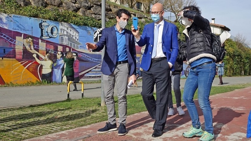 El trenico vuelve a las calles de Maeztu mediante un mural con realidad aumentada El trenico vuelve a las calles de Maeztu mediante un mural con realidad aumentada